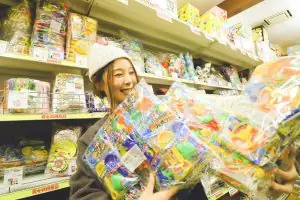 おもちゃ・文房具・お菓子がお得に買える！ 明道町にある卸問屋「堀商店」へ行ってきました！