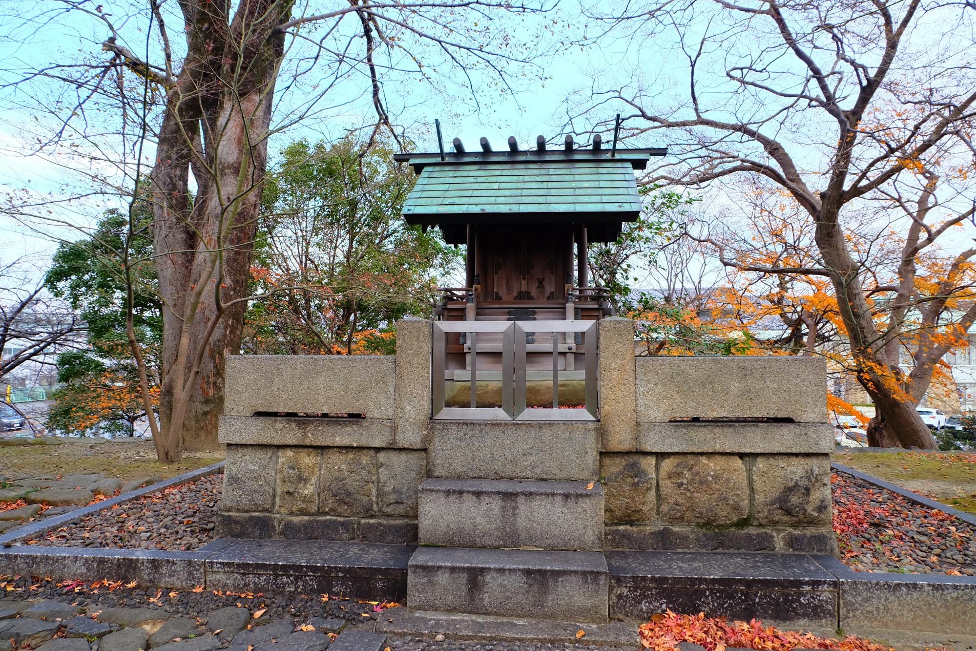 信長公をまつる祠