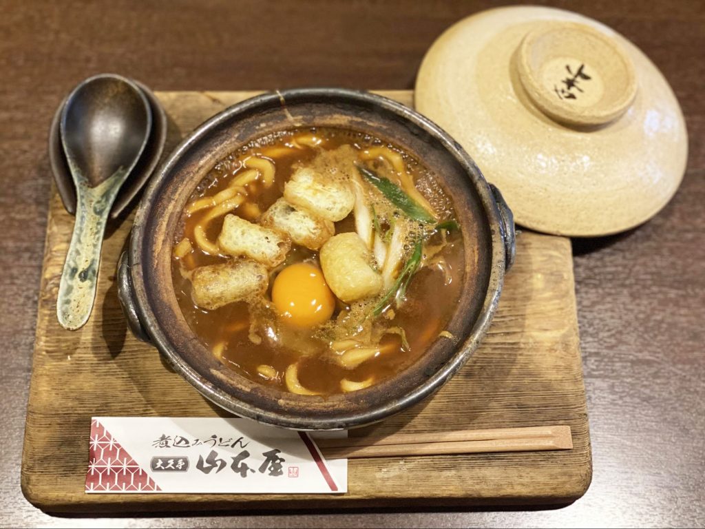 大正14年創業当初から受け継がれる伝統の味。味噌煮込みうどんの老舗「大久手山本屋」