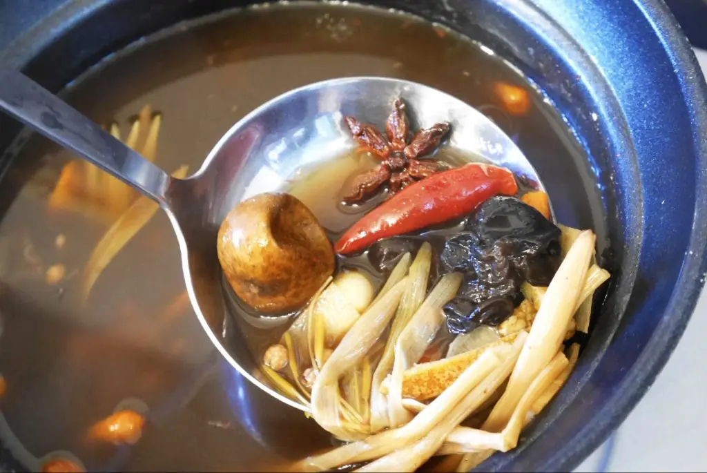 体を内側から整えてくれる薬膳鍋を味わう。本山にある隠れ家のようなお店「薬膳ノザーク」