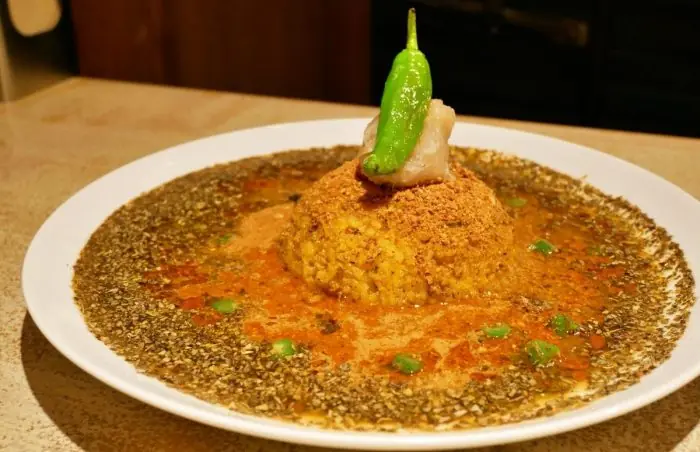 右手にスプーン、左手にししとう唯一無二のスタイルで食すスパイスカレー「Columbia8」