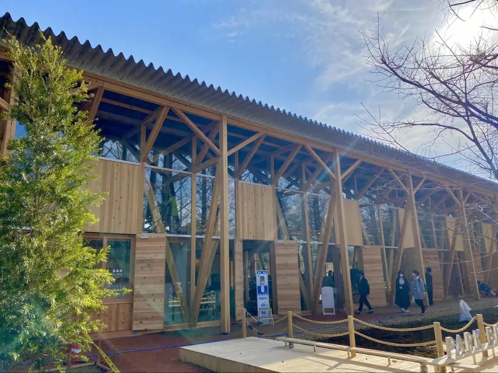 学びの森と市民公園をつなぐ架け橋。自然のぬくもりを感じる施設「KAKAMIGAHARA PARK BRIDGE(カカミガハラ パーク ブリッジ)」