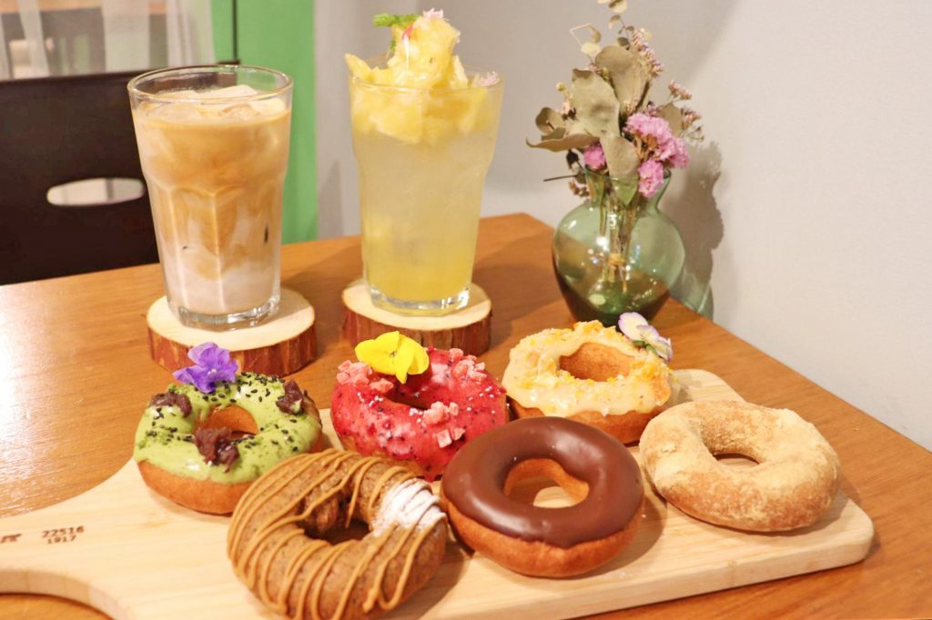 ドライフラワー溢れる空間「リリカルコーヒードーナツ」で過ごす心地よい時間