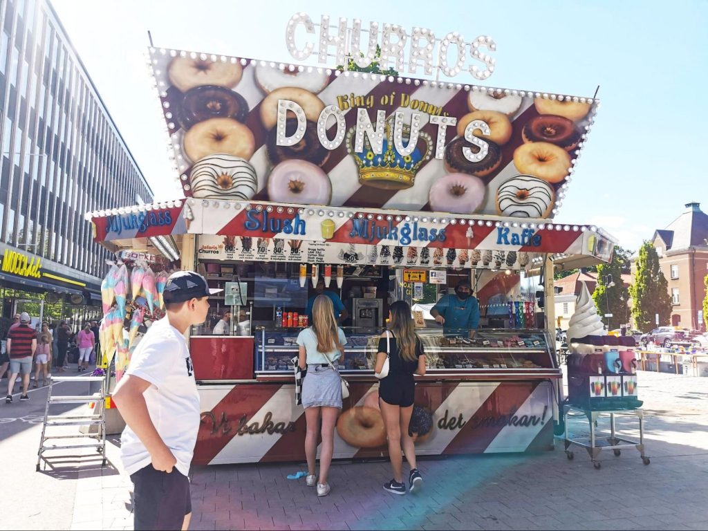 【スウェーデンの暮らし】待ちに待った夏日がやってきた！街のユニークな煙草の吸い殻入れ