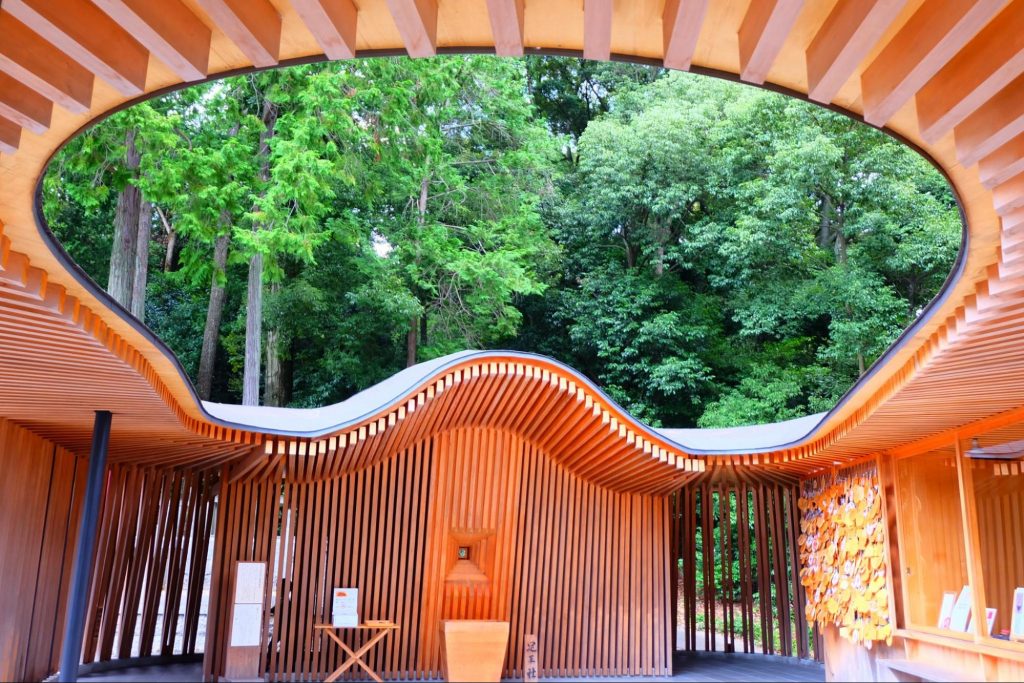 モダンな建築美が目を引く足腰の神 ”足王社” ほか、女性のまもり神やご縁結びの神を祀る「白山宮」