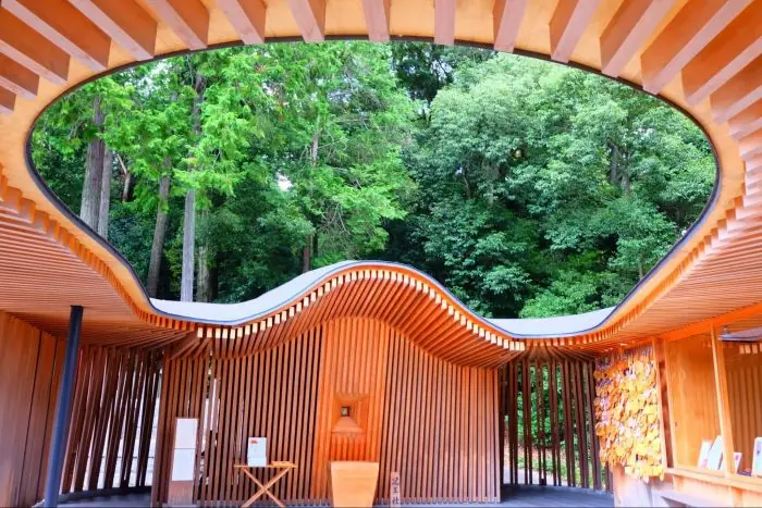 モダンな建築美が目を引く足腰の神 ”足王社” ほか、女性のまもり神やご縁結びの神を祀る「白山宮」