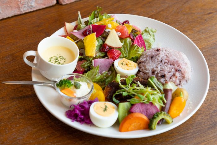 見た目もカラフルで食べ応え抜群！野菜が主役のカフェ「野菜日和」