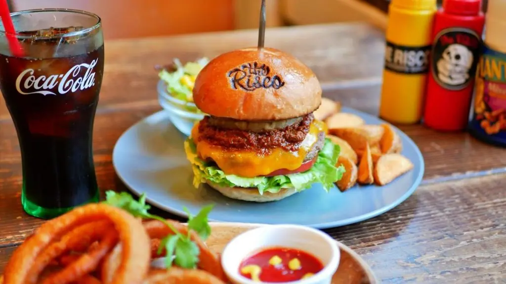 非日常な空間で絶品ハンバーガーを楽しむひとときを。CAFE THE RISCO(カフェ ザ・リスコ)