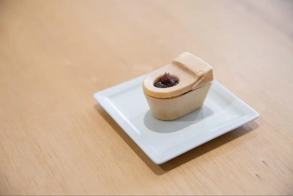 常滑の老舗和菓子店「大蔵餅」が手掛ける 話題の和菓子「トイレの最中」