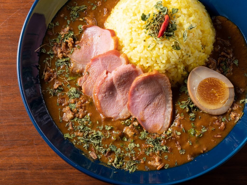 香り高い燻製カレー!毎日挽きたて・新鮮なスパイスで提供する「表参道燻製堂」