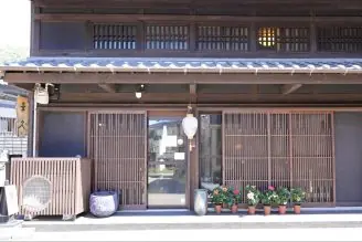 歴史情緒溢れる岐阜市川原町で、地元に寄り添うフラワーショップ「華久（はなひさ）」