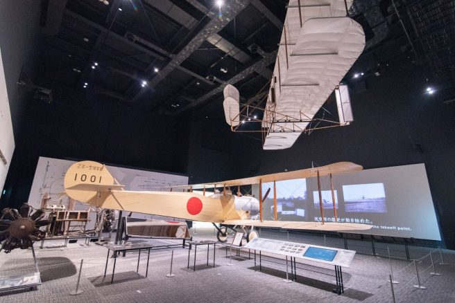 〈A1ゾーン〉左：日本ではじめて量産された「乙式一型偵察機（サルムソン2A2）」。上：ライト兄弟が人類初の動力飛行に成功した「ライトフライヤー」。