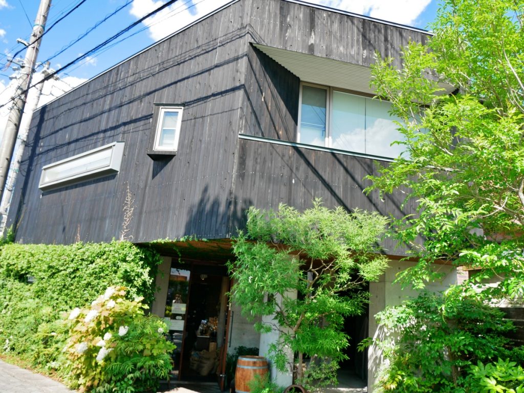 松本珈琲工房の外観。1階が店舗、2階はご自宅。