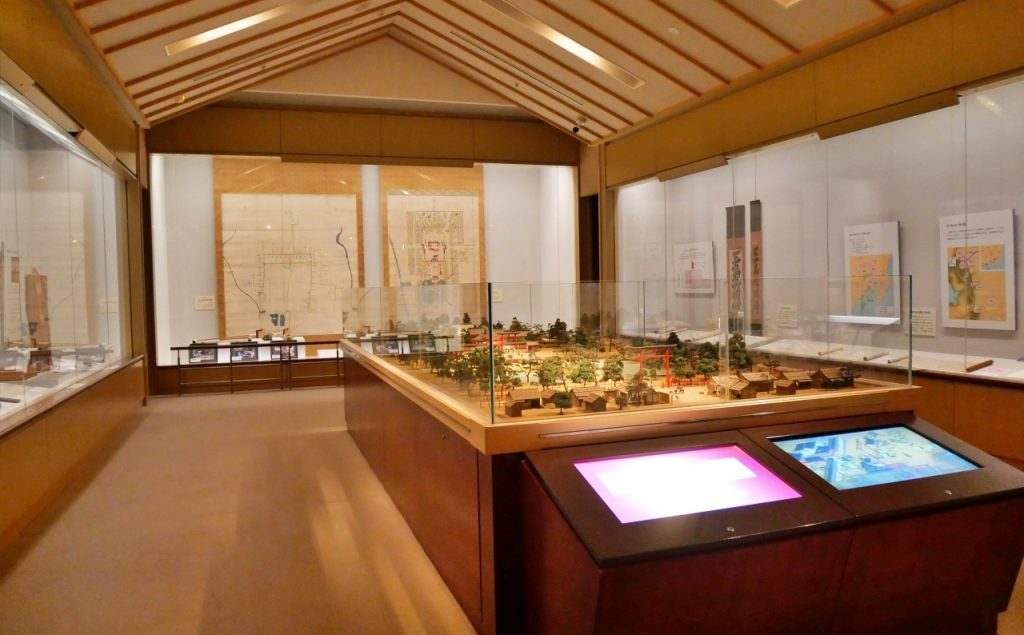 2階　神社通史展示スペースとジオラマ