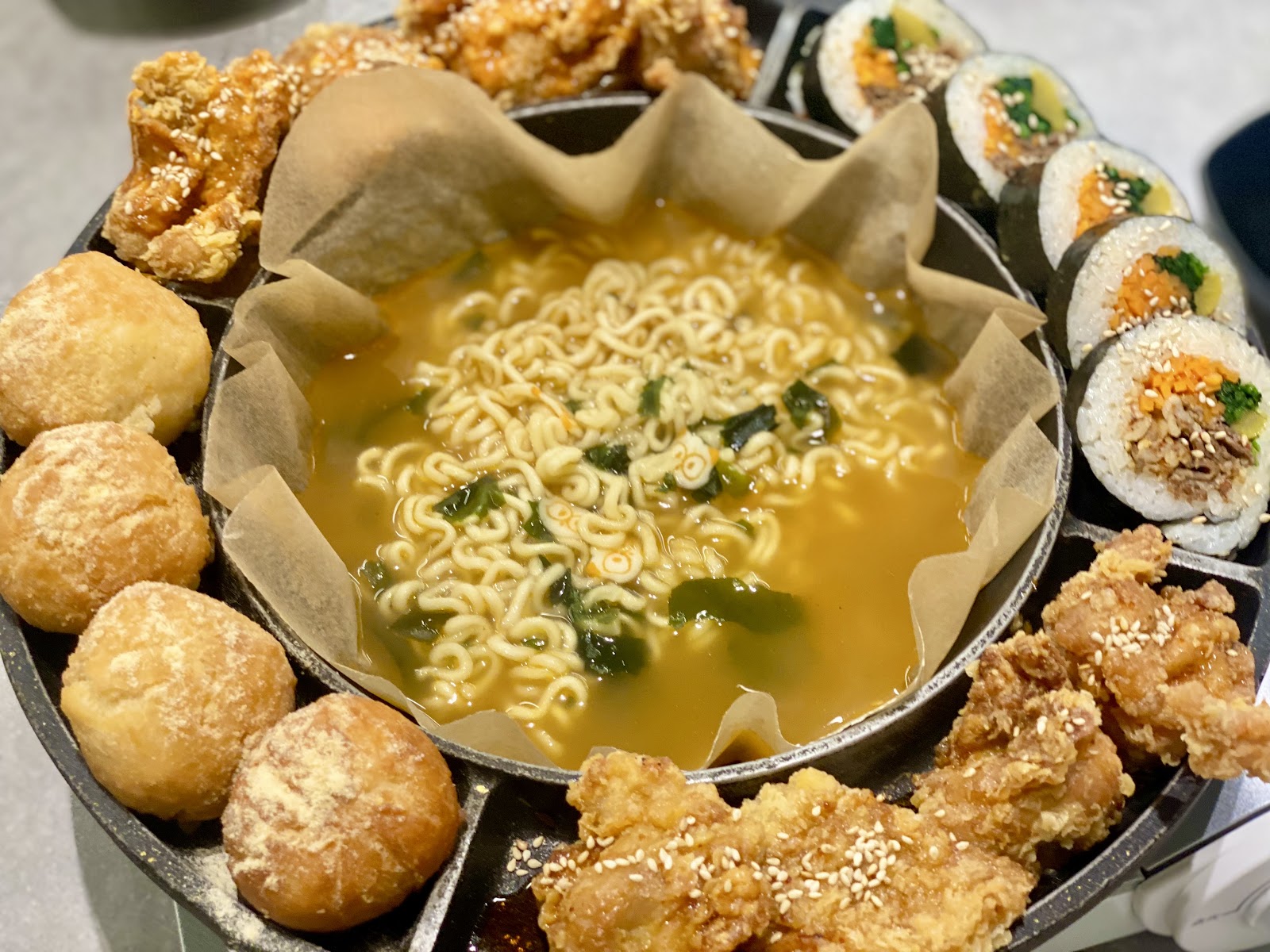 在大受欢迎的韩国鸡肉“Wonsha Chicken Premium Mary Galeria店”，尽享备受关注的韩国料理!