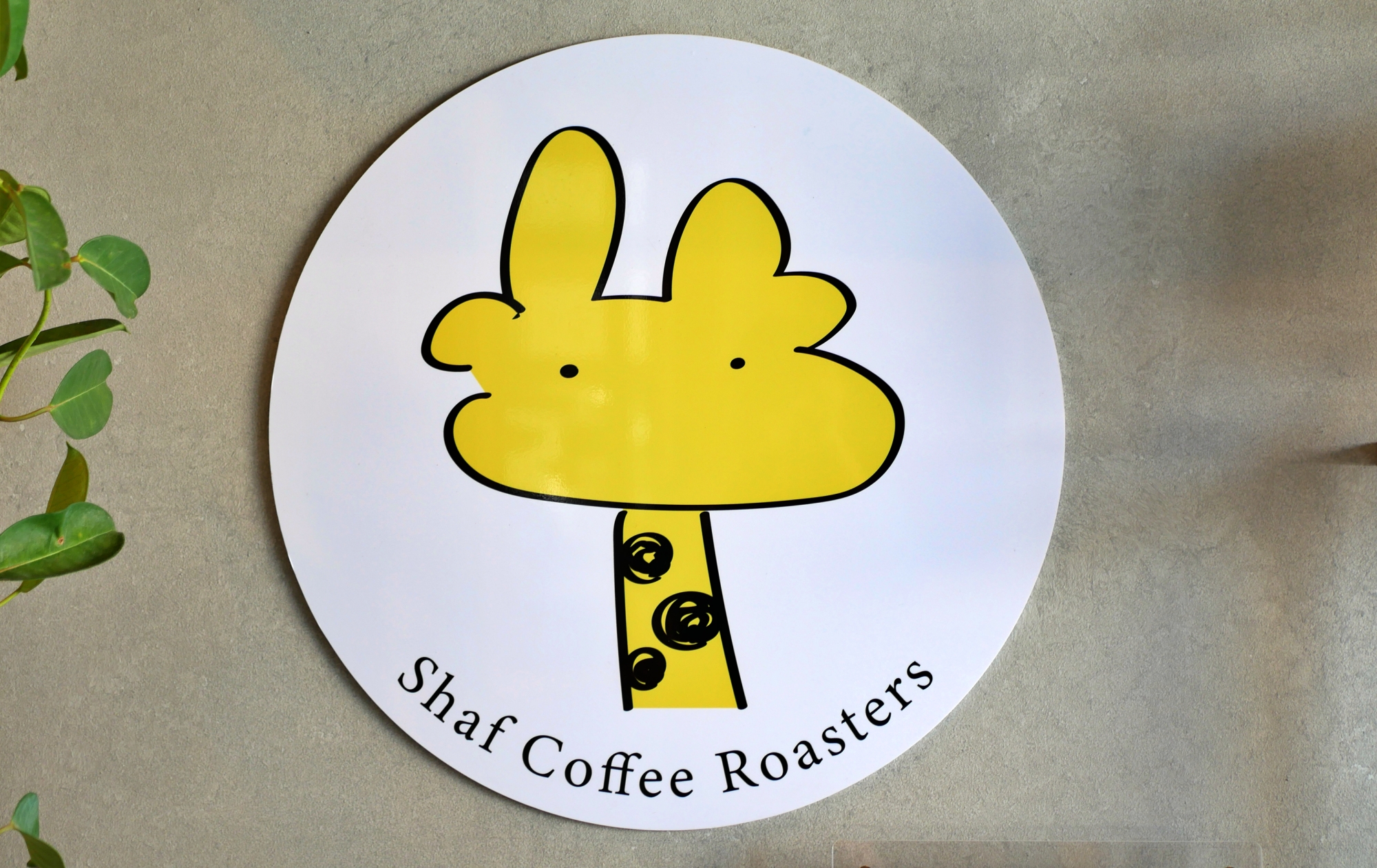 &quot;Shaf Coffee Roasters&quot; - Nép mình trong góc phía đông Okazaki, gian hàng cà phê xinh xắn với hình tượng hươu cao cổ.