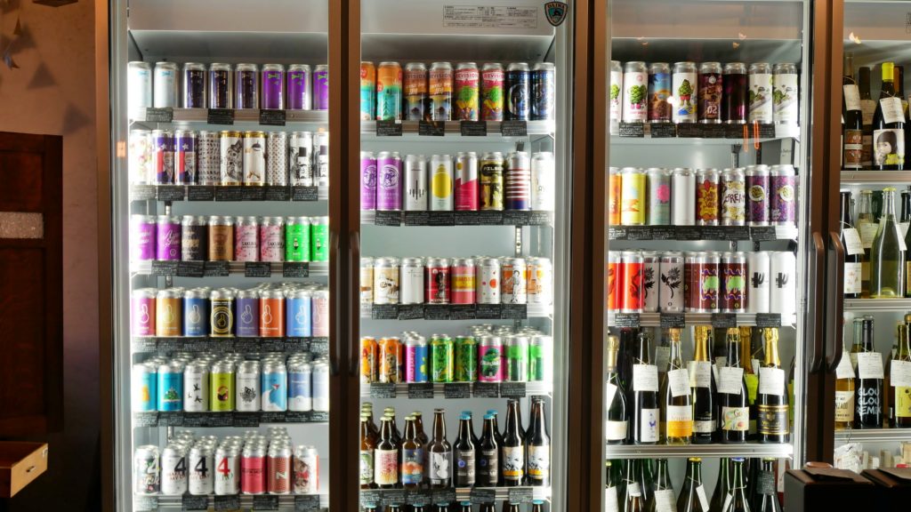 冷蔵ケースの中にはクラフトビールやナチュラルワイン、日本酒が所狭しと並んでいます。