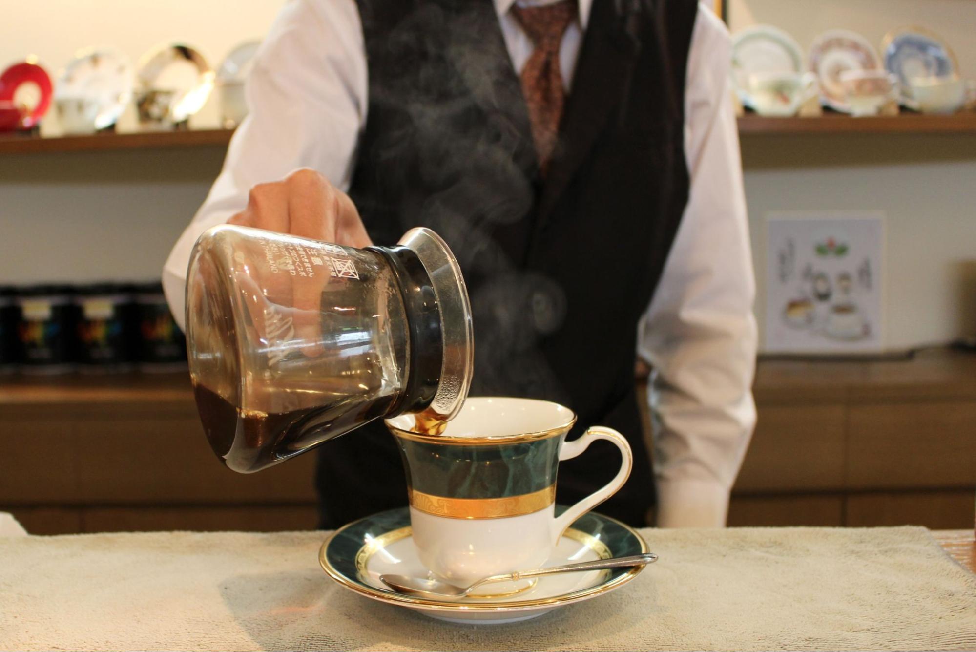 「カフェローシャ本社店」いつでもコーヒーが飲める時代に、カウンターでゆったりとコーヒーを。