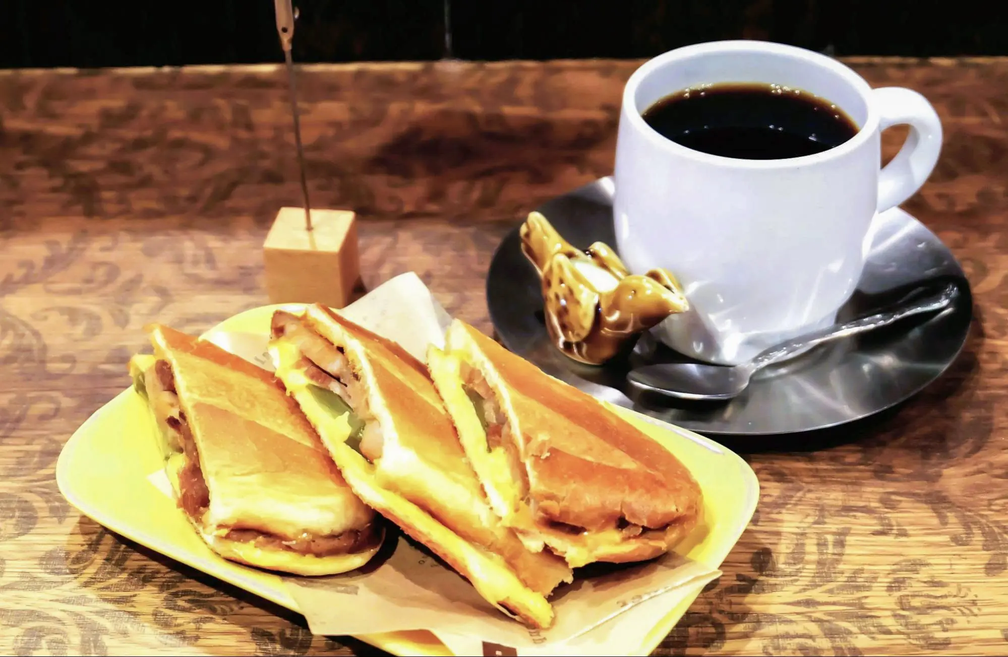 Cửa hàng nổi tiếng với bánh mì sandwich &quot;Sumoriba&quot;. Cùng thư giãn trong không gian đậm chất hoài cổ thời Showa và menu được làm mới