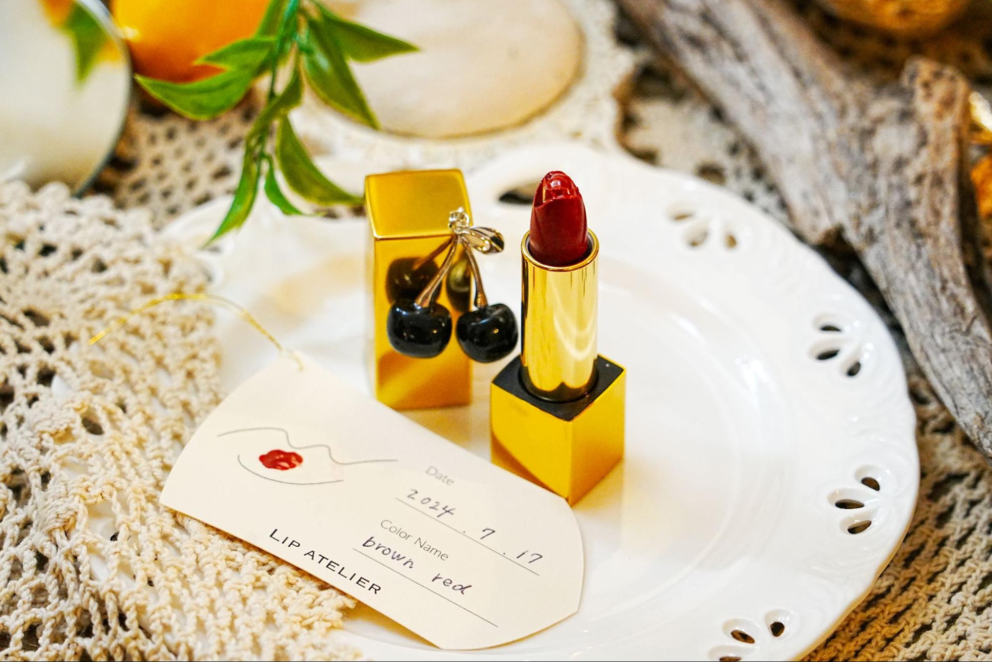 The result is a lipstick called &quot;brown red&quot; that combines red and brown.