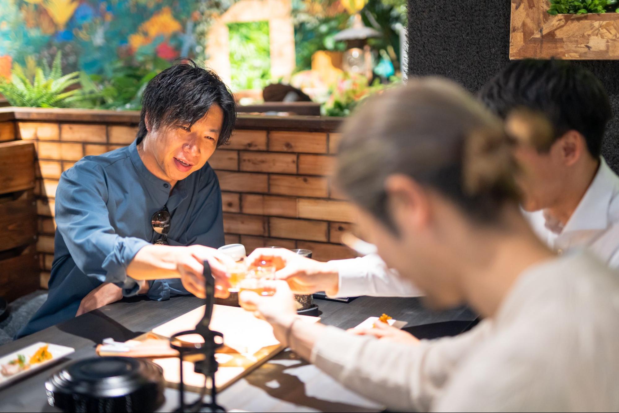 食事を楽しむ人々