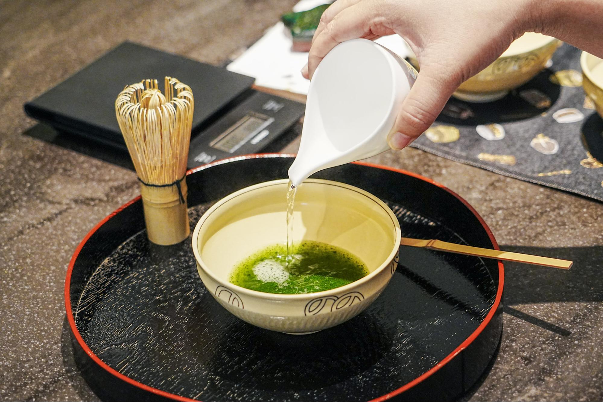 好みの清水焼の茶碗が選べます。