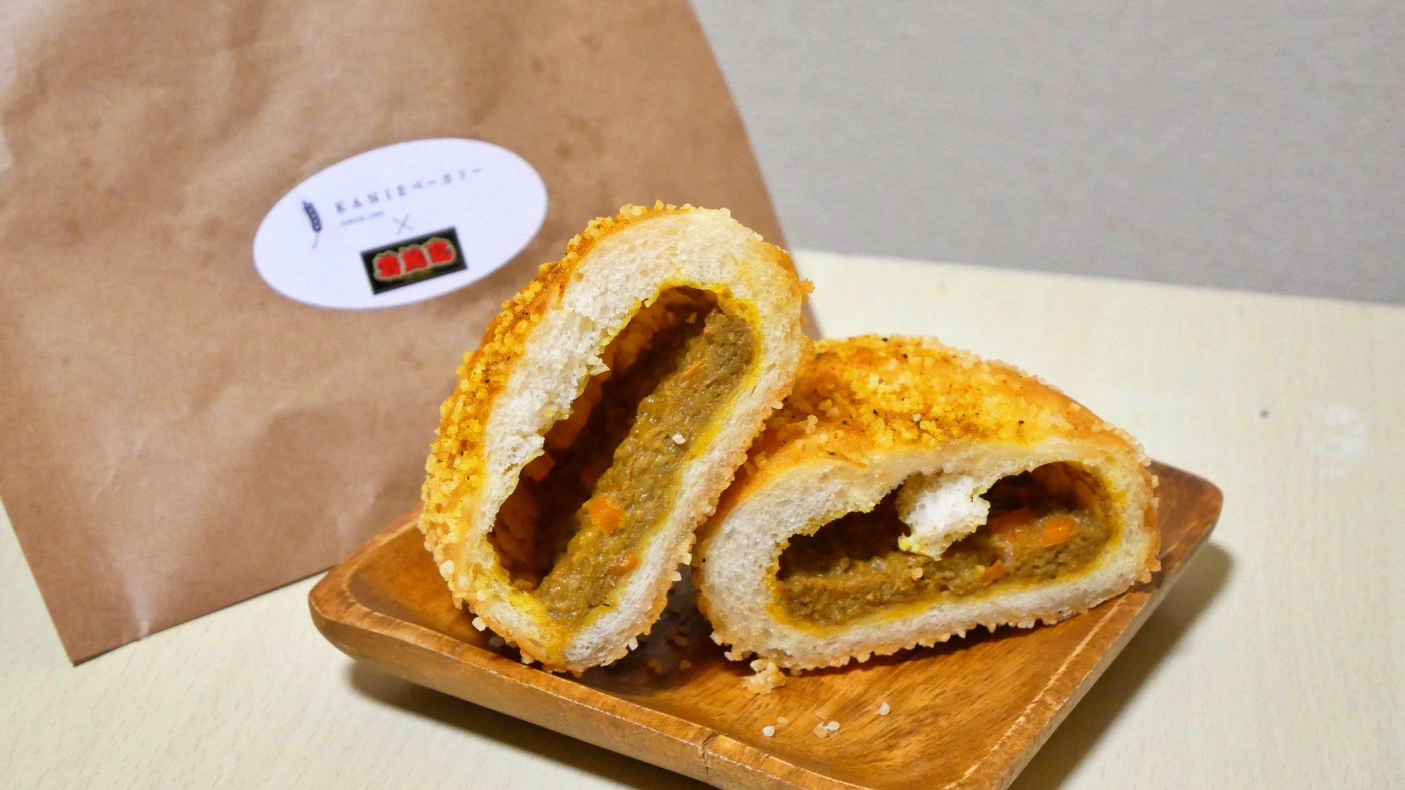 Famous restaurant collaboration curry bread: Wakashachiya's Japanese-style dashi curry cross section