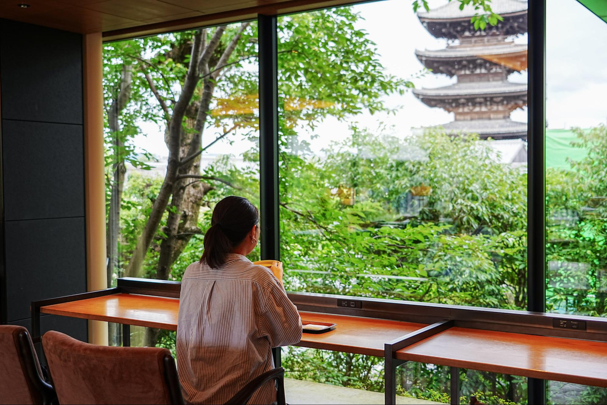 「八坂の塔」を眺めながらの抹茶タイム