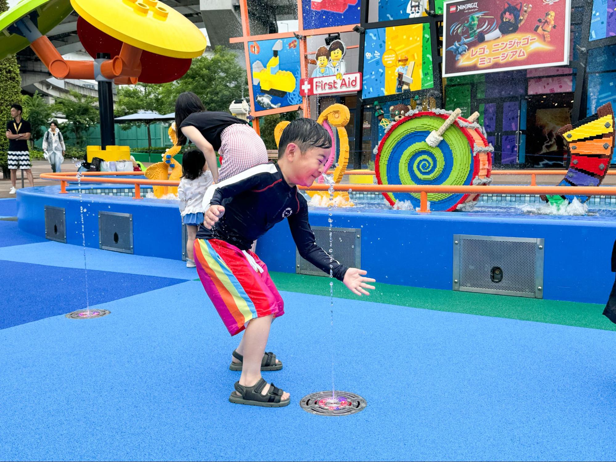 水柱で遊ぶ男の子