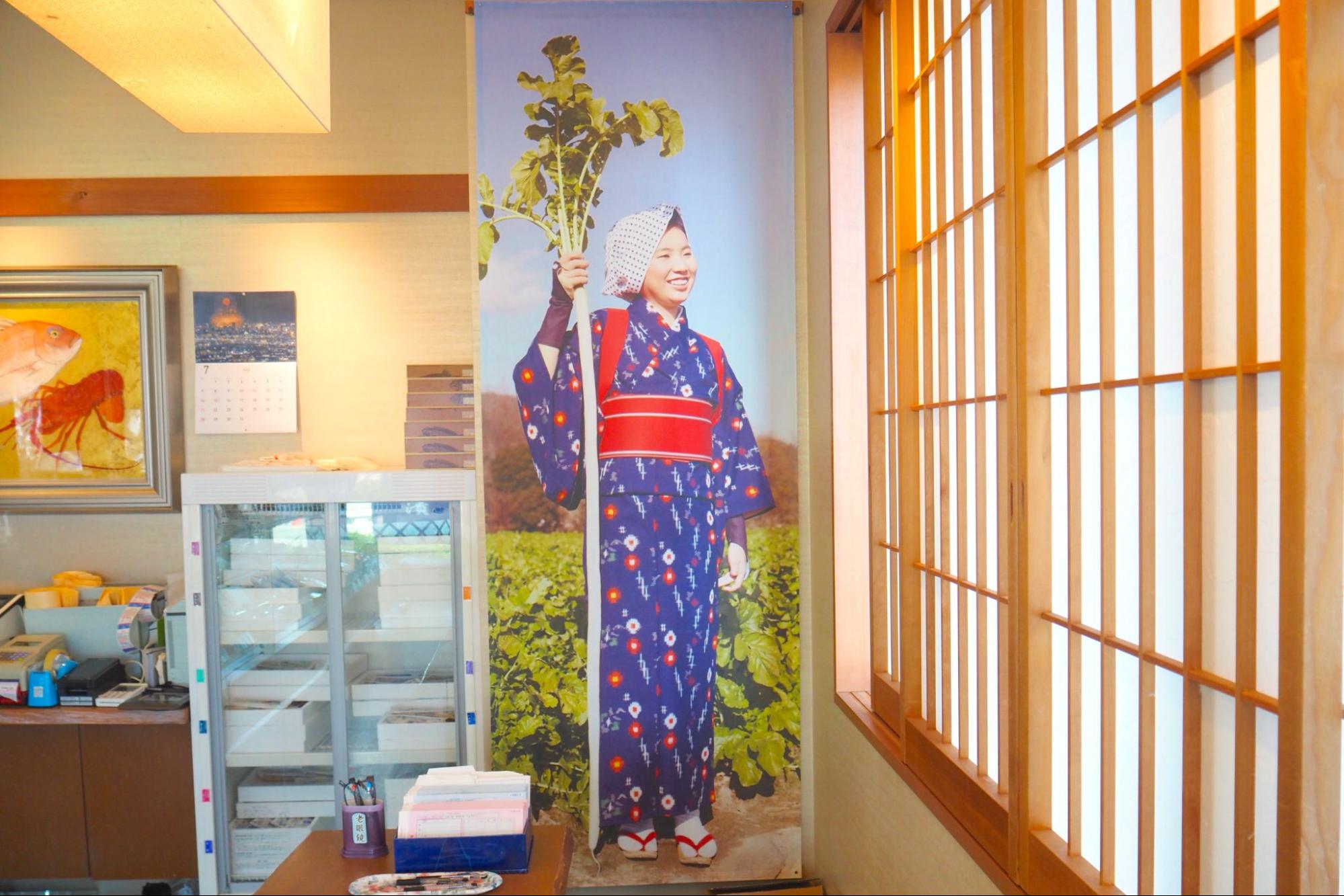 A poster comparing the height of a Moriguchi radish to that of a 180cm tall person.