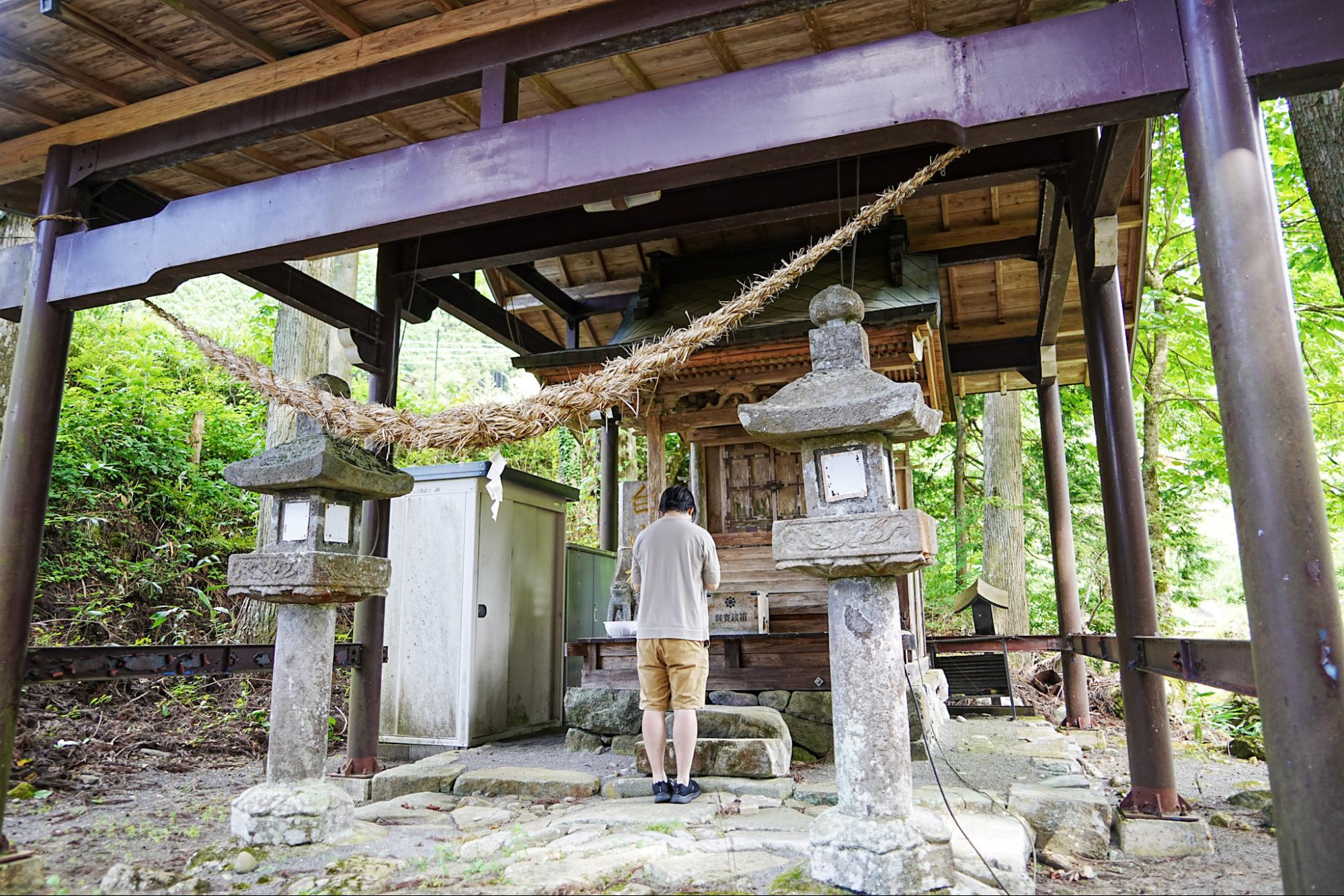 白山神社で参拝中