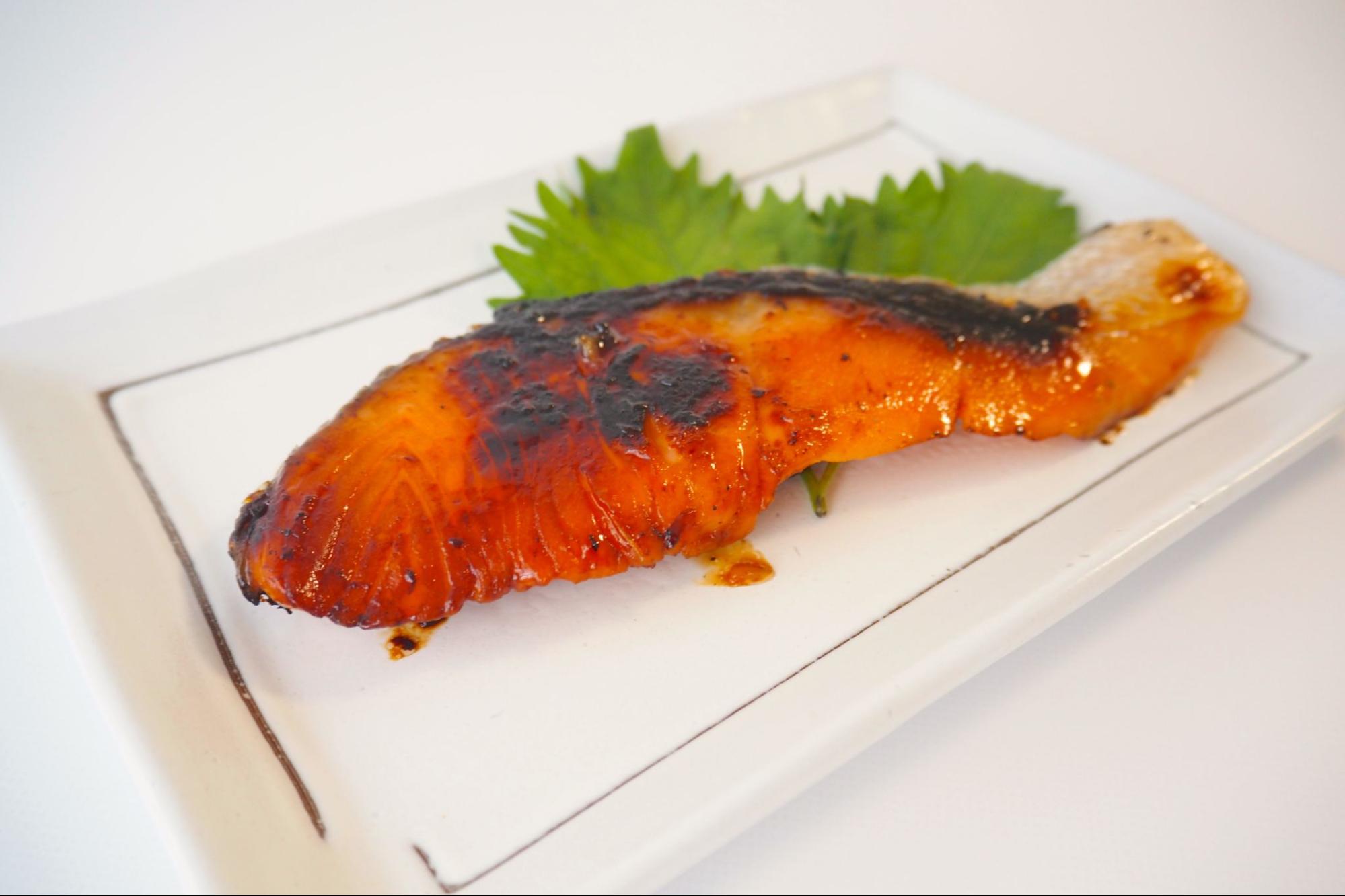 The beautiful pink color becomes more and more vivid! Grilled and fragrant silver salmon