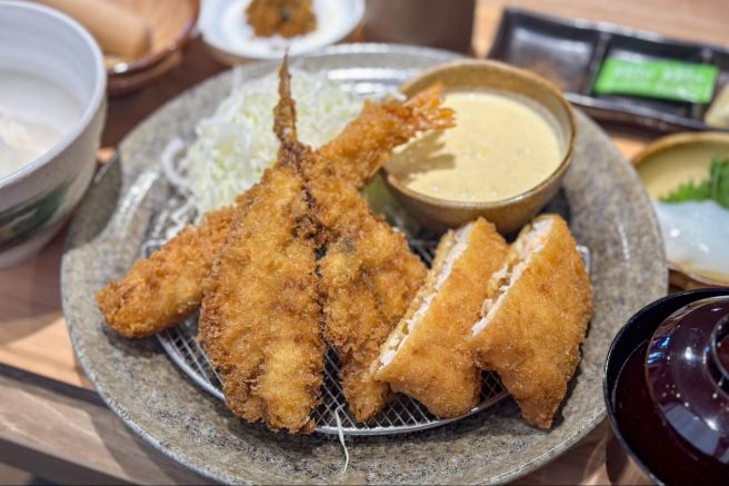 えびかつミックスフライ定食　￥1,500（えびかつ・えびフライ・アジフライ）