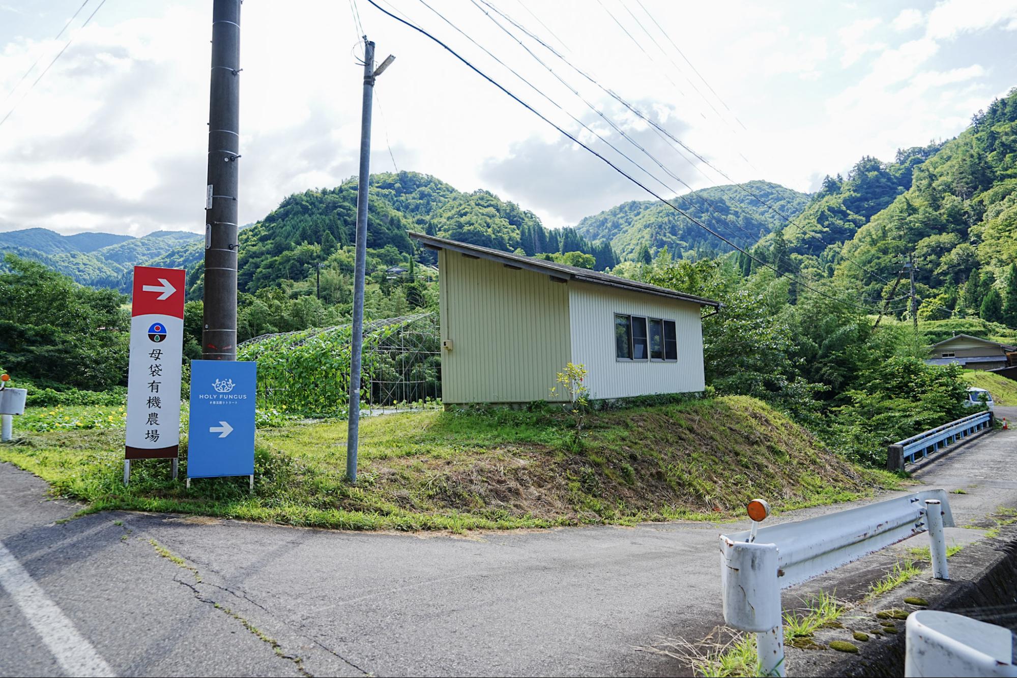 水色の看板が目印！