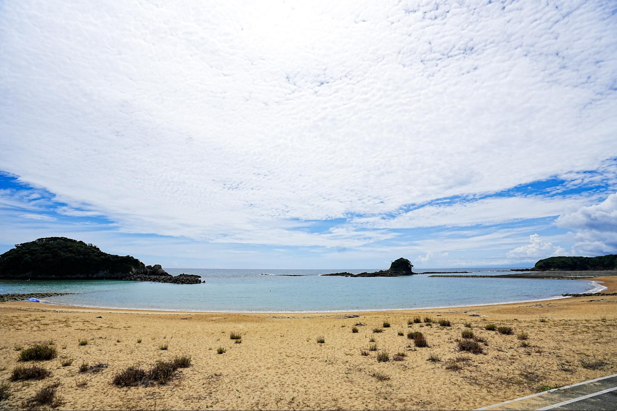 目の前には穏やかな海が広がっています。