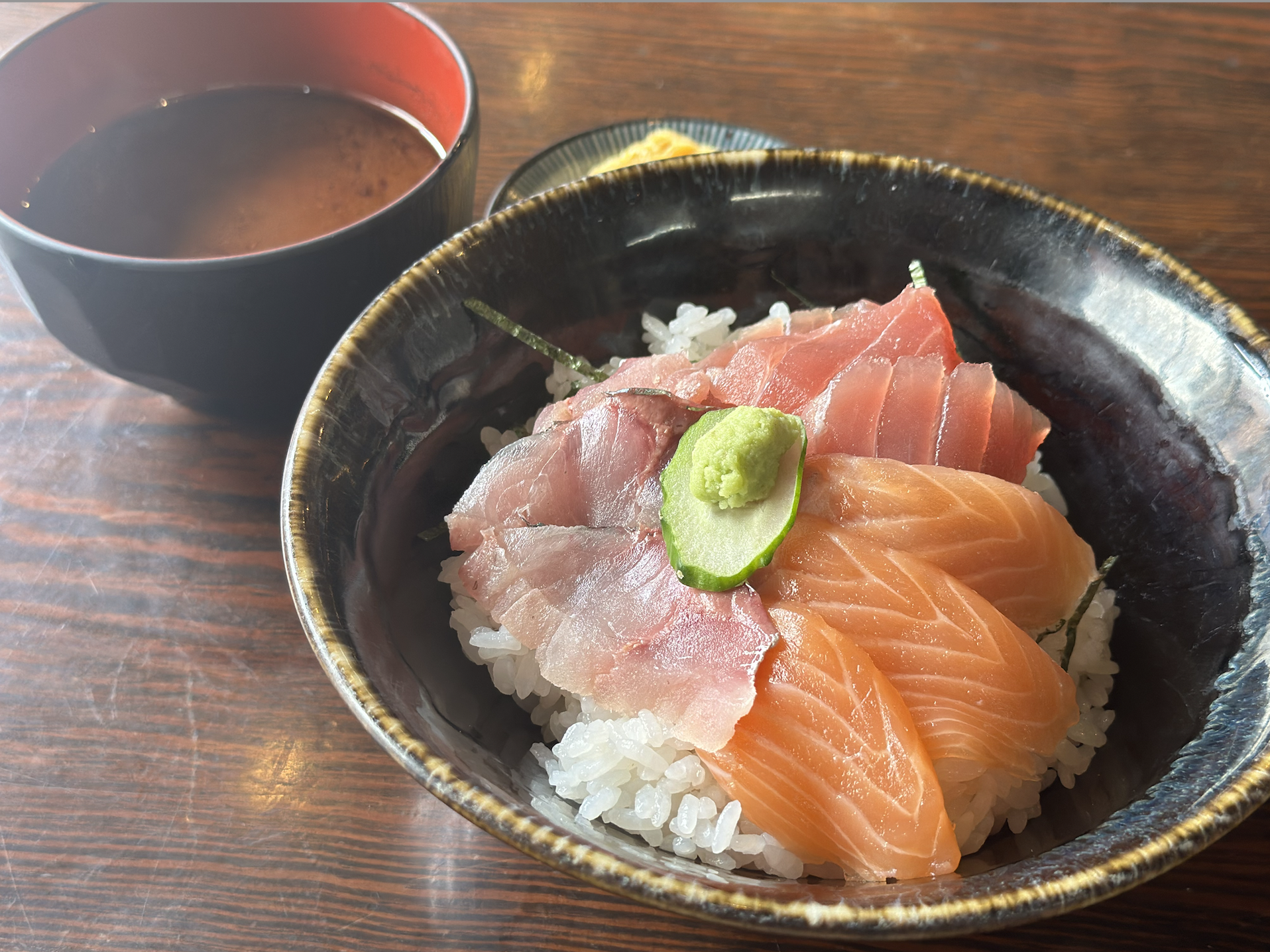 ネタを選べる三色丼（あら汁付）1,100円（税込）