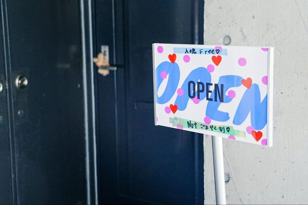 入り口の目印は、カラフルな「OPEN」の看板