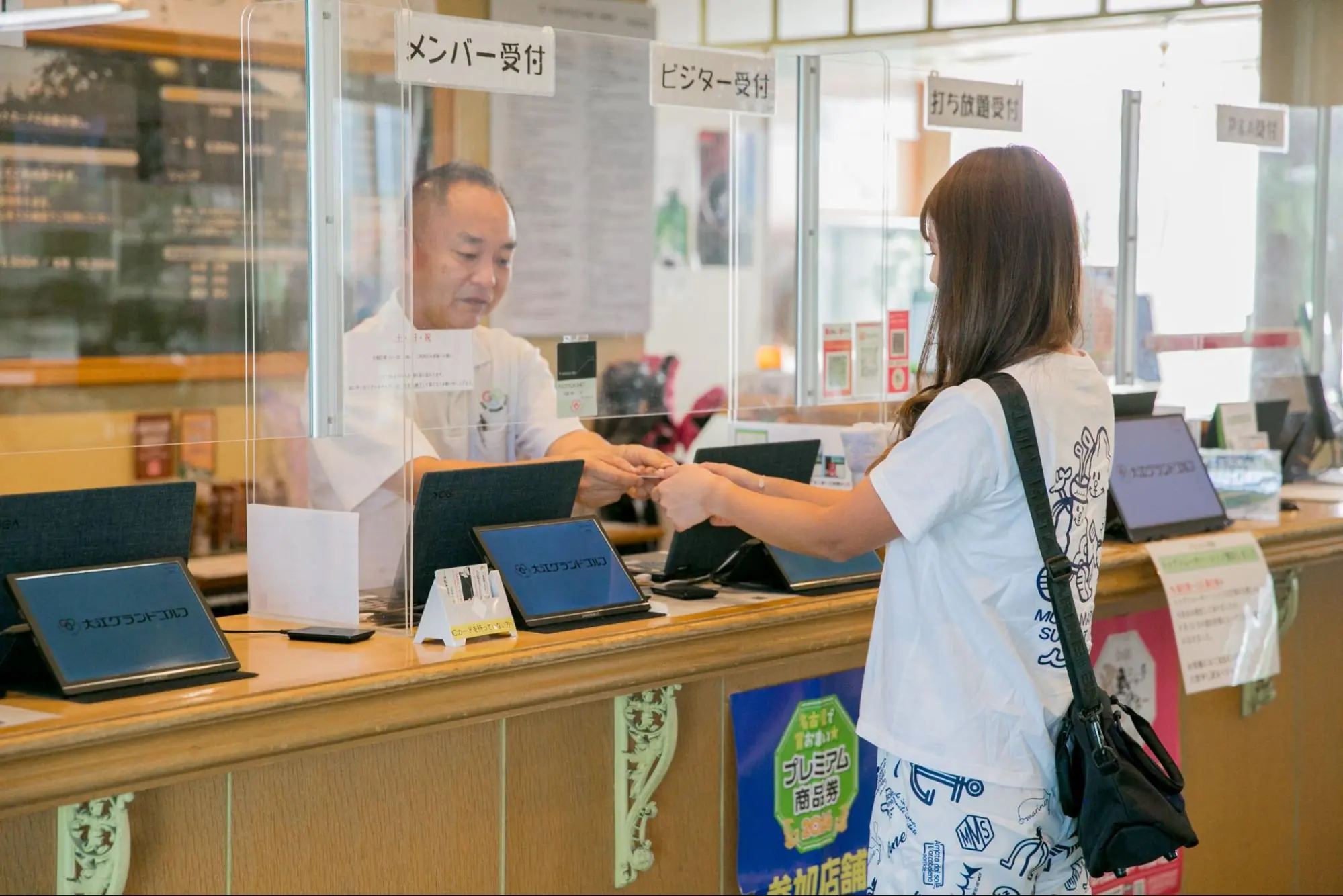 受付で登録している様子