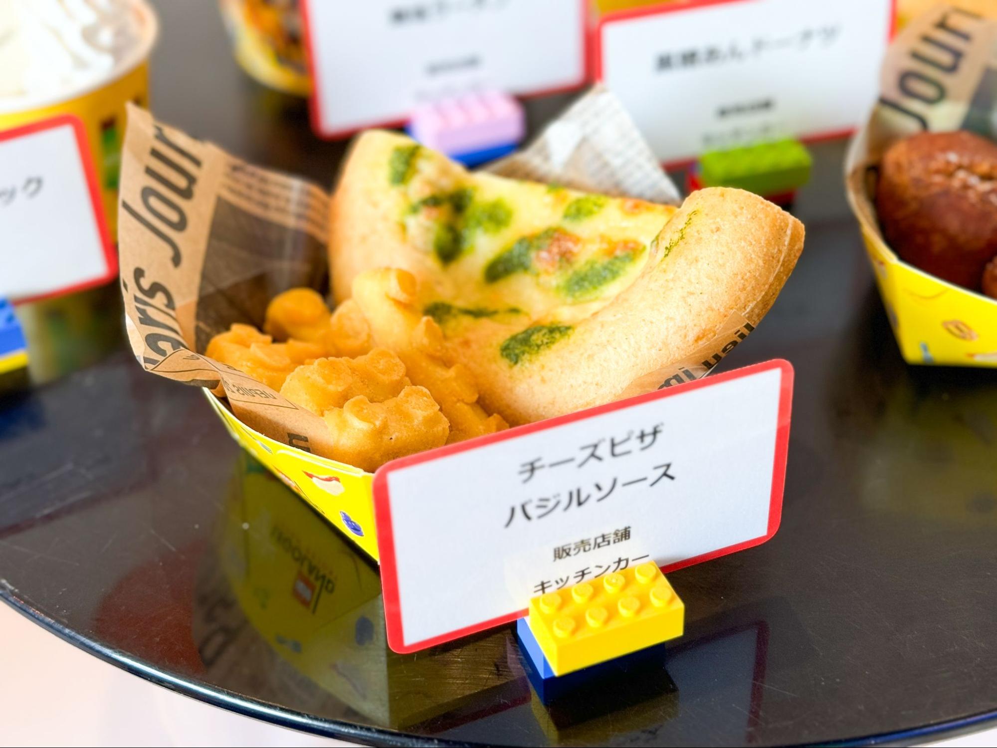 ボリューム満点！「チーズピザ バジルソース」800円（税込）