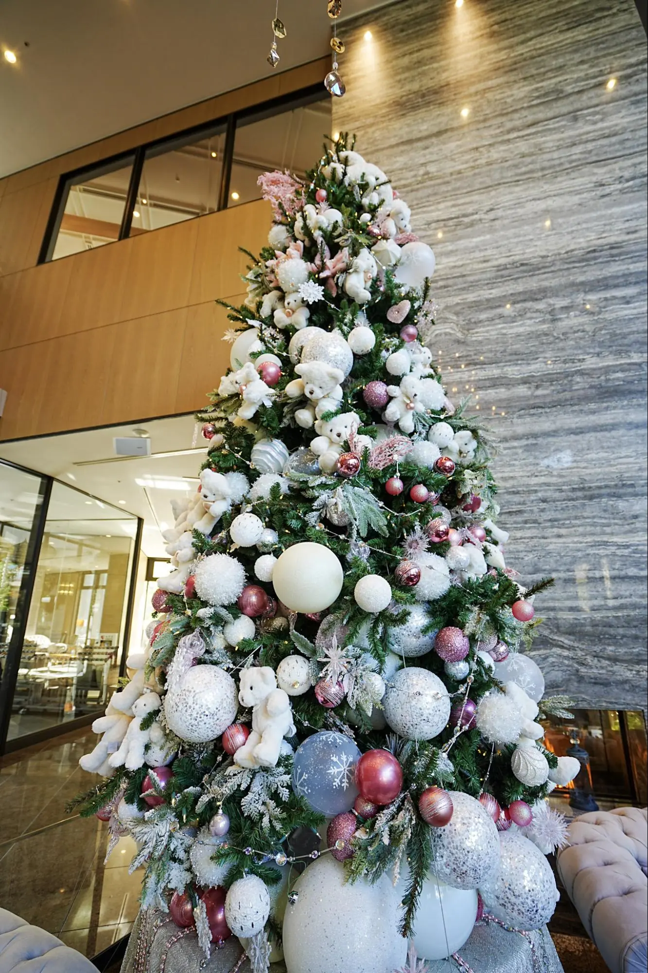 入口すぐに飾られた、大きなクリスマスツリー