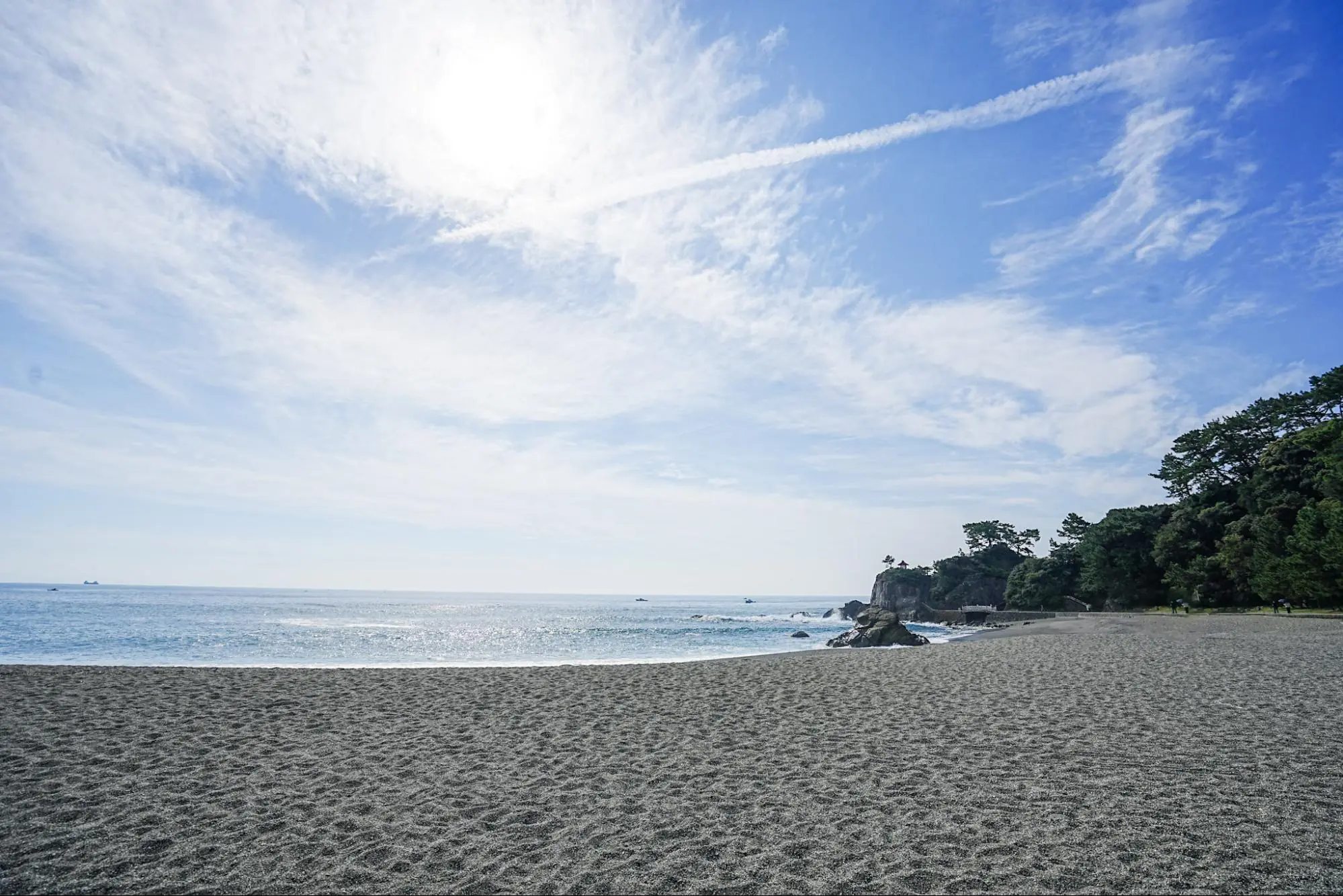 目の前には白浜と雄大な太平洋が広がる絶好のロケーション