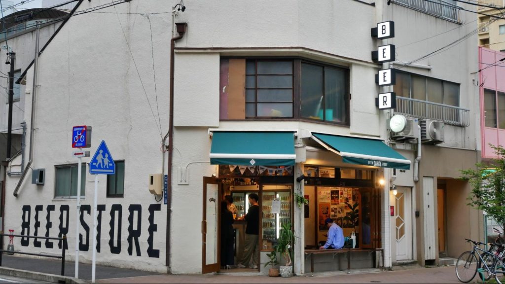 壁に描かれたBEER STOREの文字が特徴的な外観