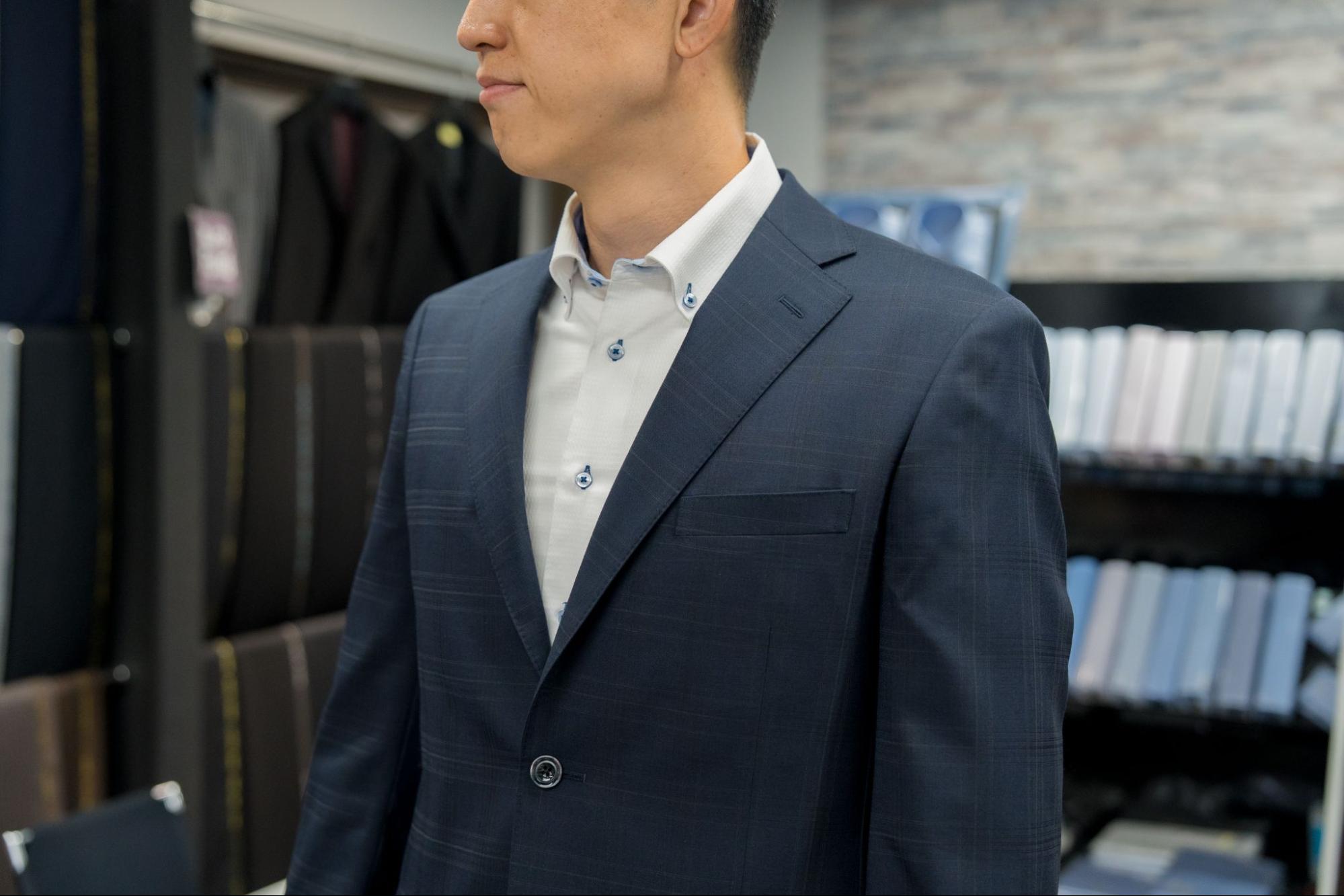 完成したスーツを試着