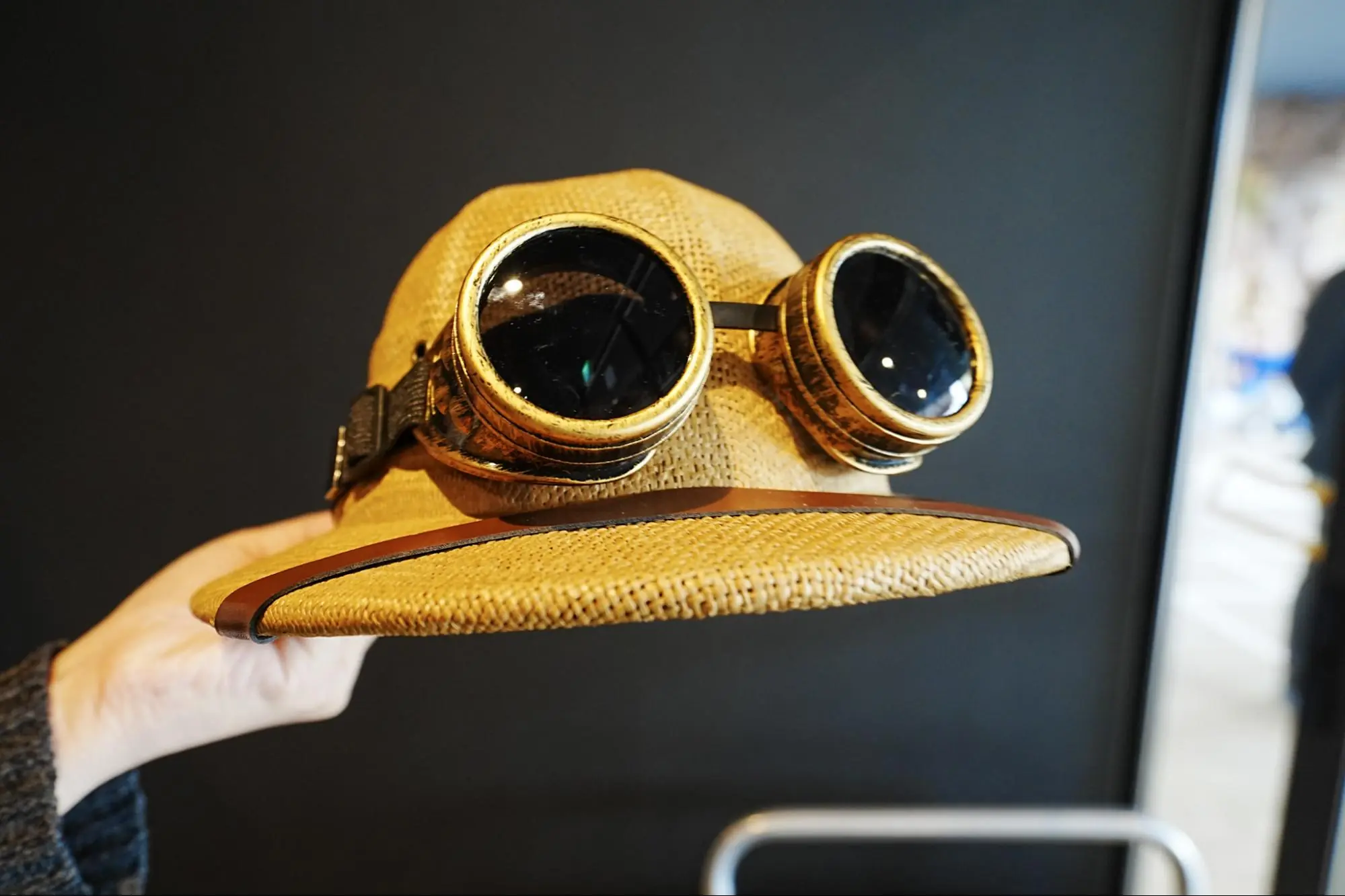 アトラクション入口で子供限定で無料レンタルできる冒険隊員のなりきり帽子